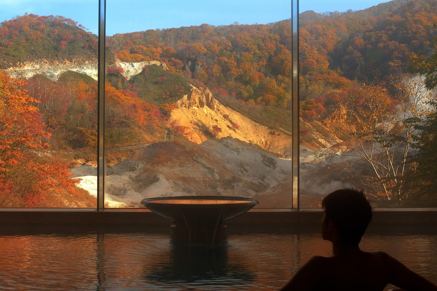 秋の地獄谷を眺める大浴場
